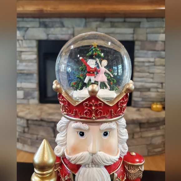 Gorgeous Musical Snowglobe Nutcracker-NWT - Picture 3 of 11